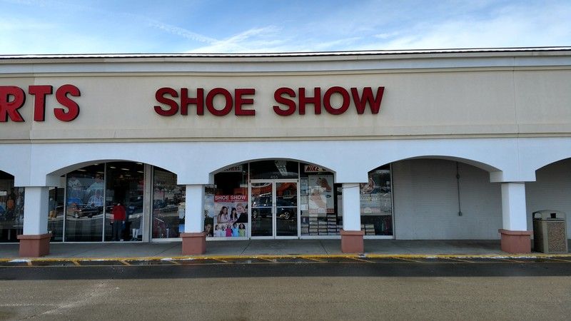 New Castle Plaza: 427-525 S Memorial Dr, New Castle, IN 47362